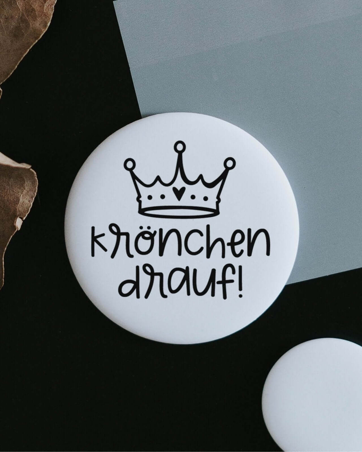 Magnete mit Spruch oder Motiv Krönchen drauf · groß in schwarz weiss