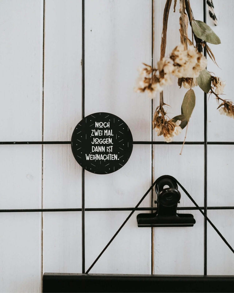Magnete mit Spruch oder Motiv Zweimal joggen bis Weihnachten · groß in schwarz weiss