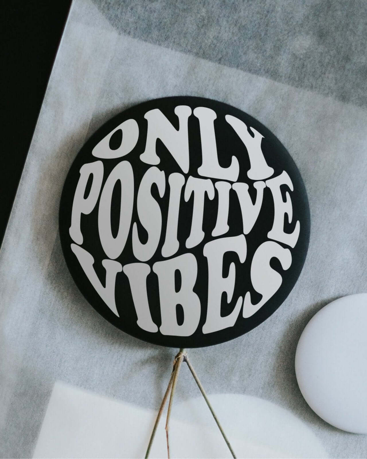 Magnete mit Spruch oder Motiv Only positive vibes · groß in schwarz weiss