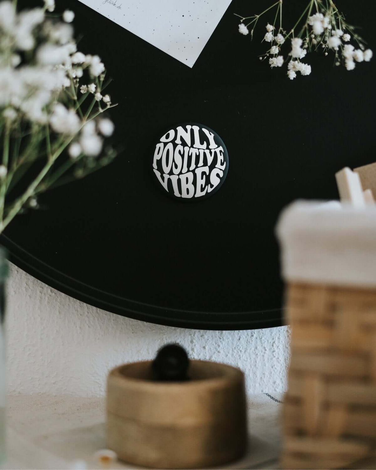 Magnete mit Spruch oder Motiv Only positive vibes · groß in schwarz weiss