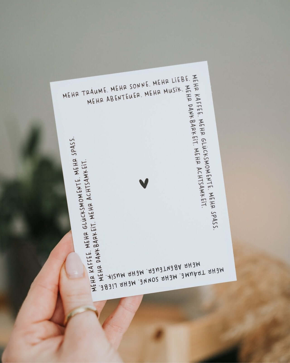Postkarte mit Spruch und motiv Mehr Träume in schwarz weiss
