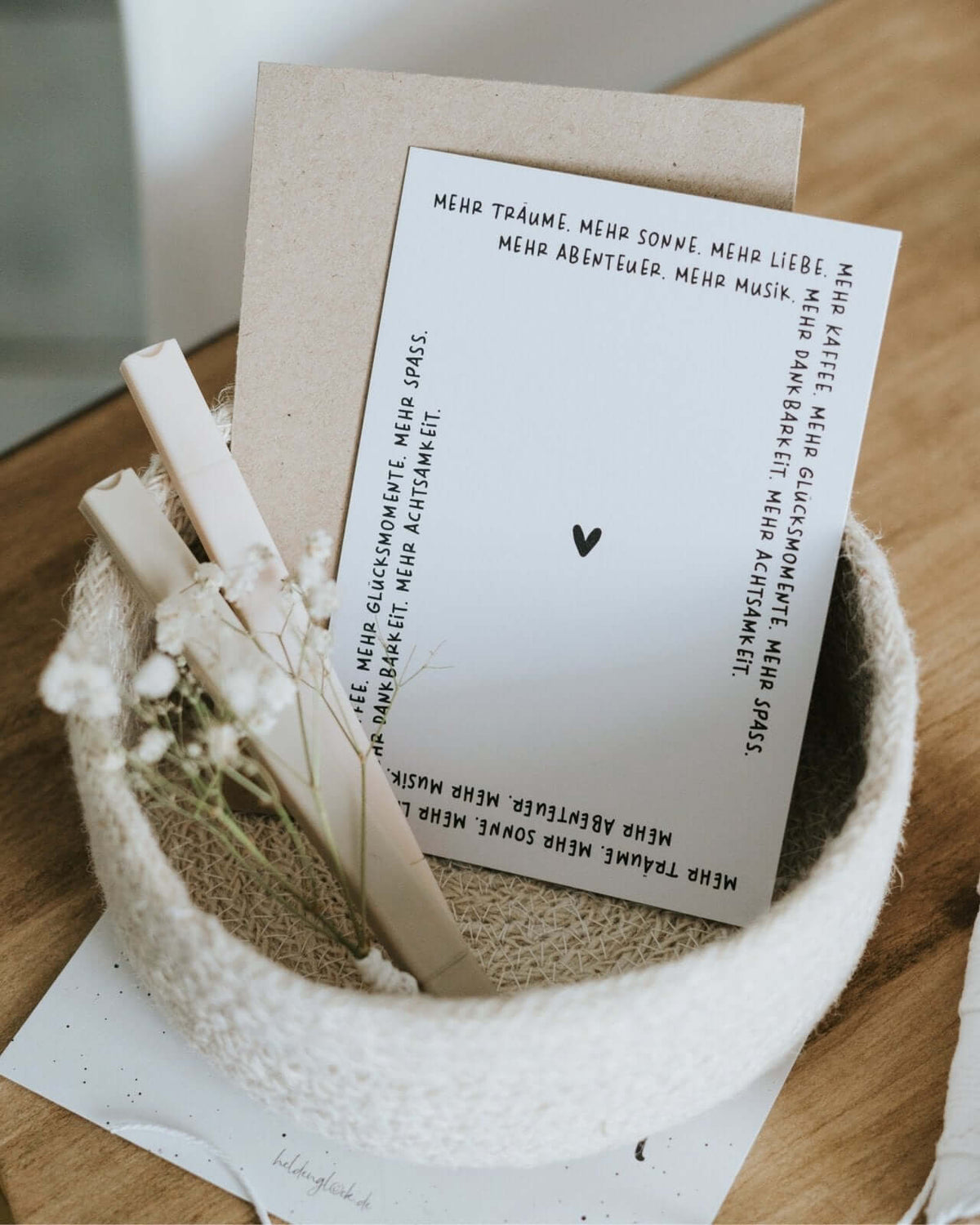 Postkarte mit Spruch und motiv Mehr Träume in schwarz weiss