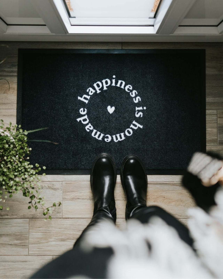 Fussmatte mit Spruch oder Motiv Happiness in schwarz weiss