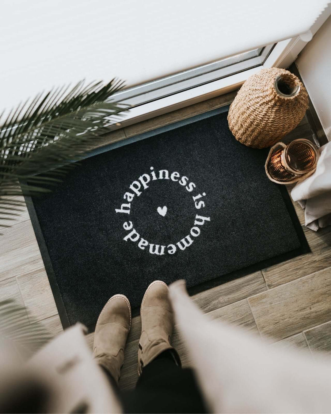 Fussmatte mit Spruch oder Motiv Happiness in schwarz weiss