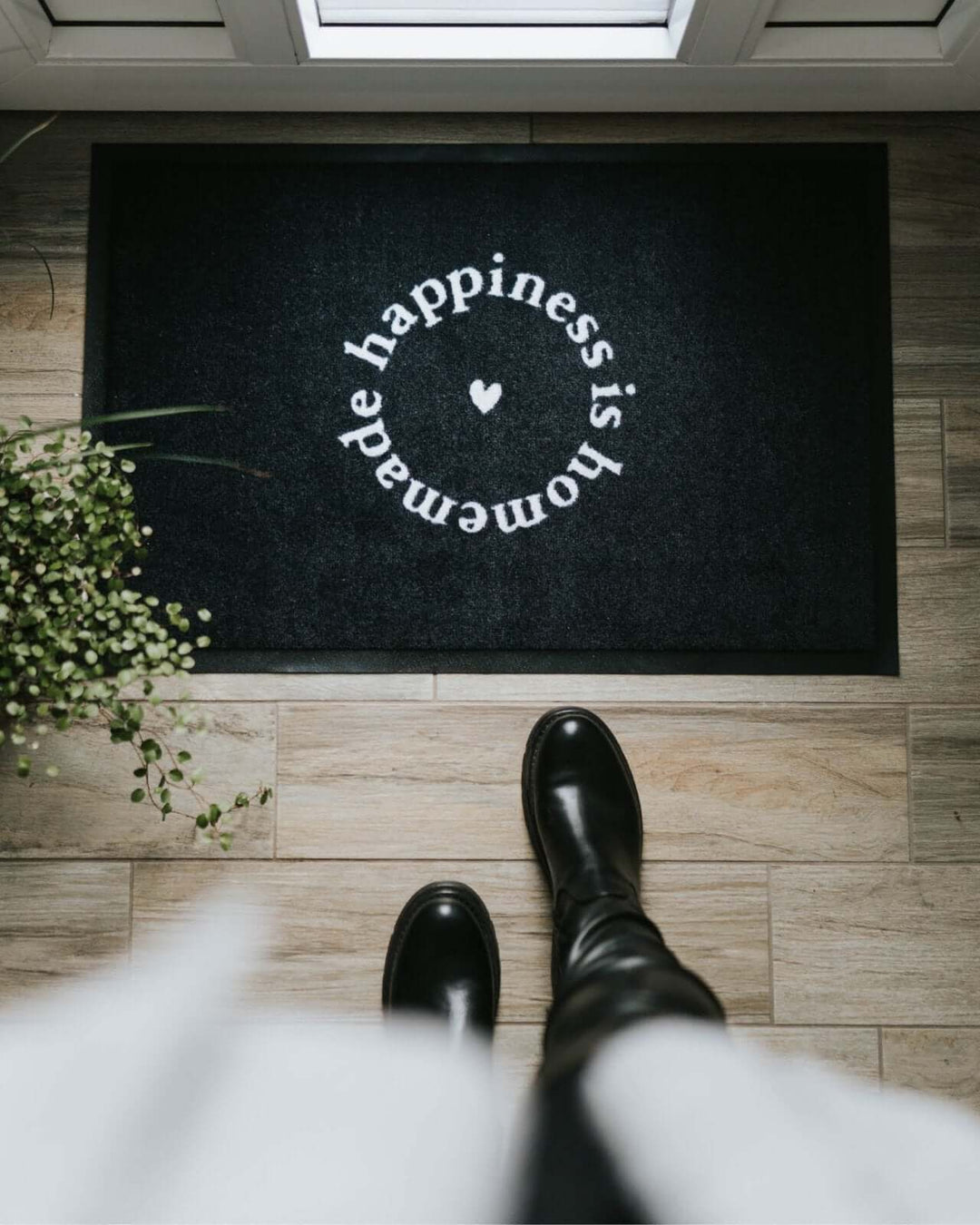 Fussmatte mit Spruch oder Motiv Happiness in schwarz weiss