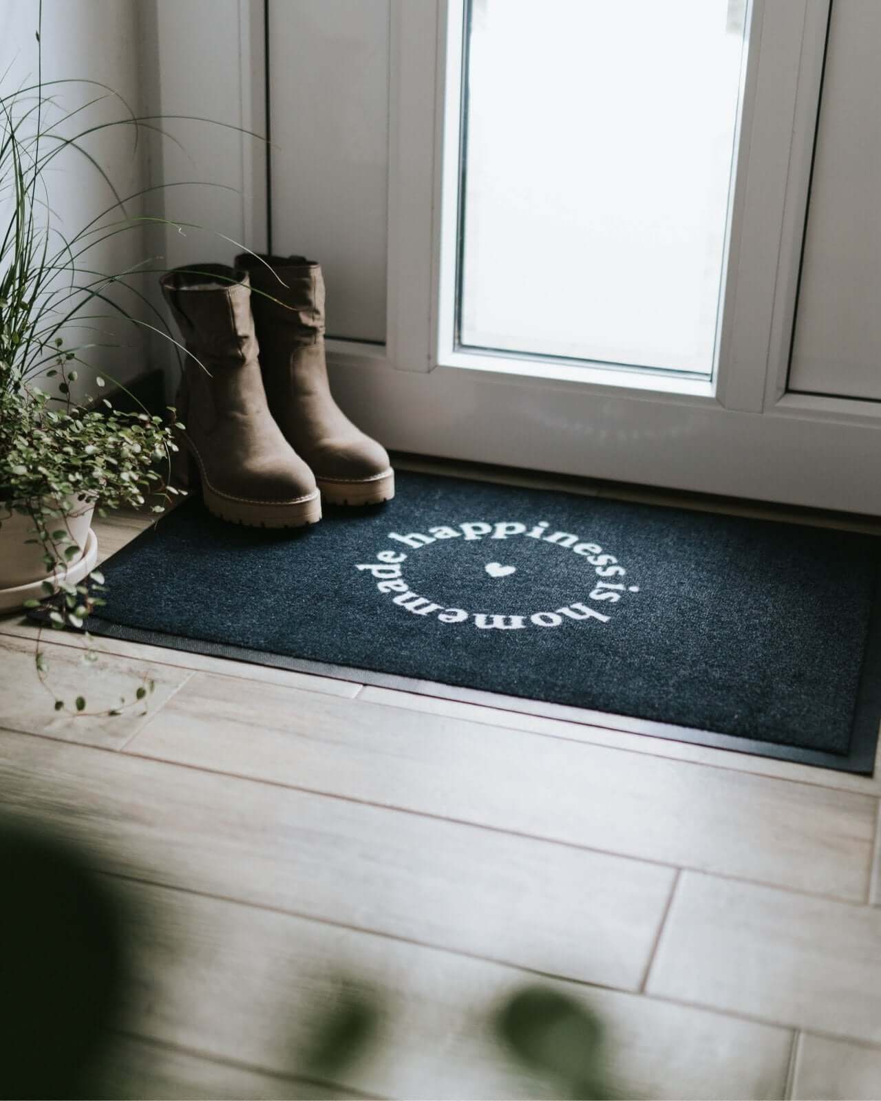 Fussmatte mit Spruch oder Motiv Happiness in schwarz weiss