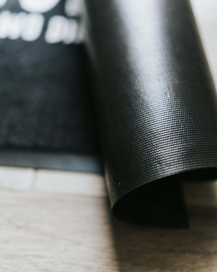 Fussmatte mit Spruch oder Motiv Happiness in schwarz weiss