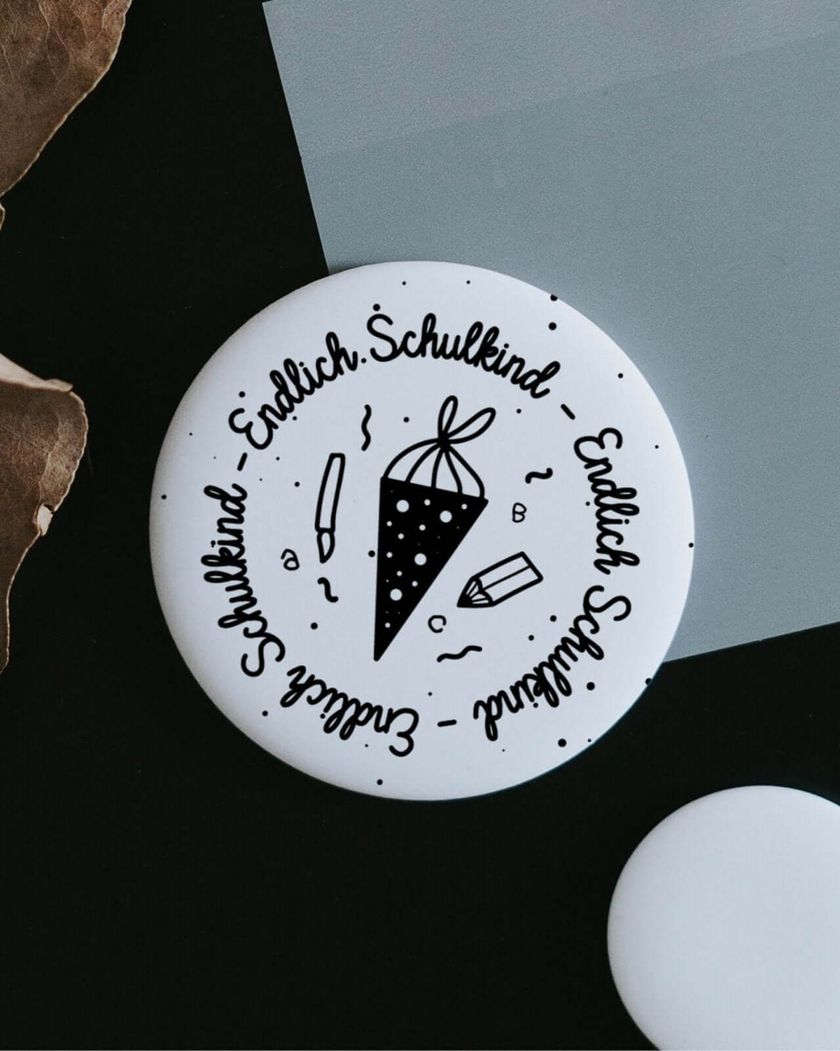 Magnete mit Spruch oder Motiv Endlich Schulkind · groß in schwarz weiss