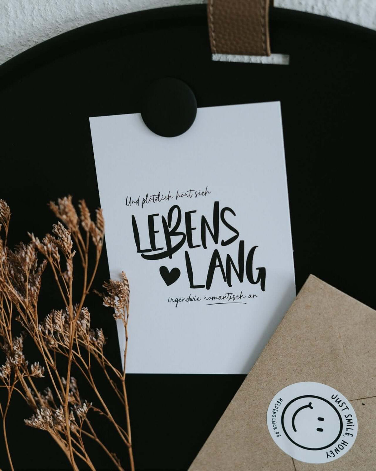 Postkarte mit Spruch und motiv Lebenslang in schwarz weiss