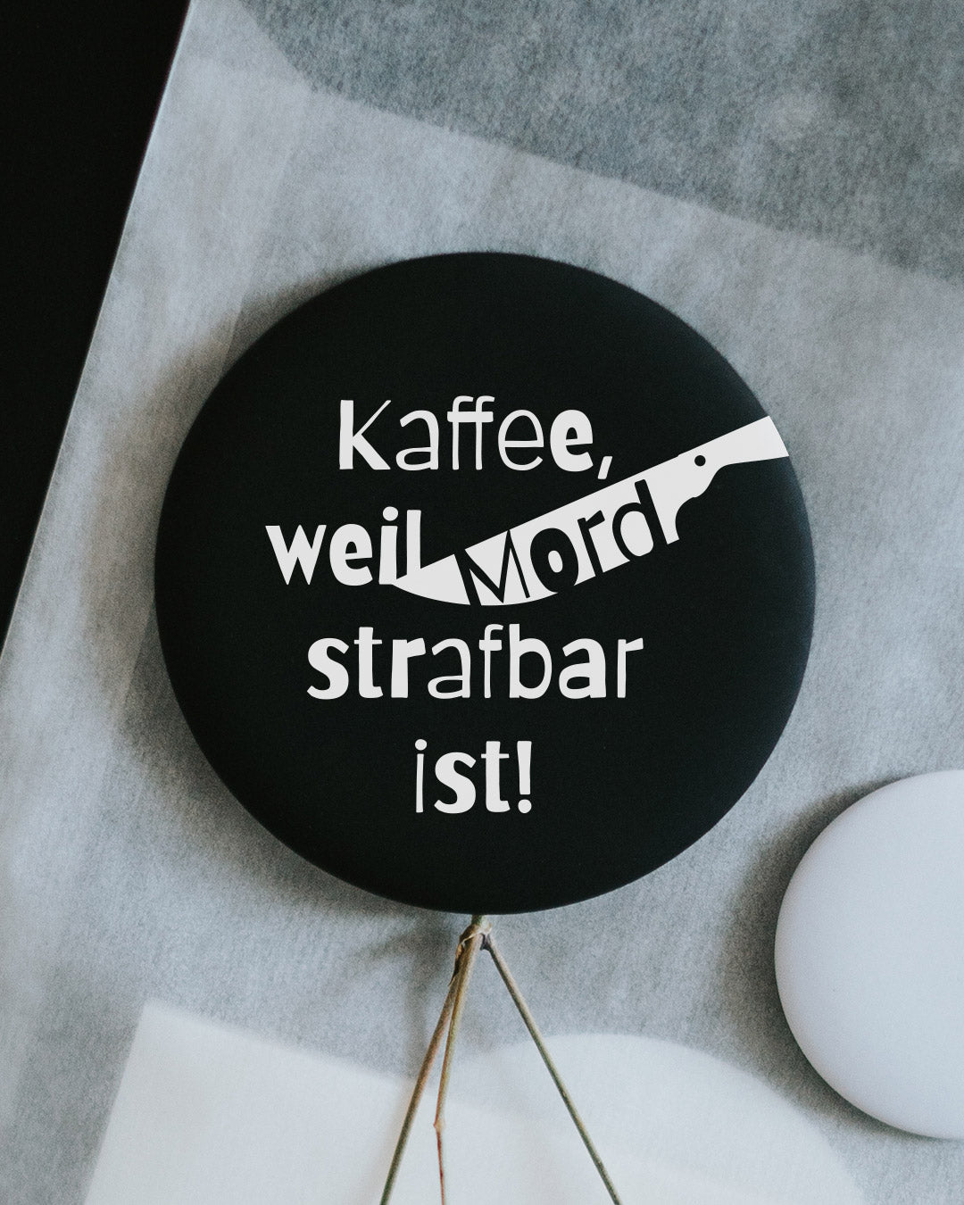 Magnet Kaffee weil Mord strafbar ist – großer Kühlschrankmagnet mit Wortwitz