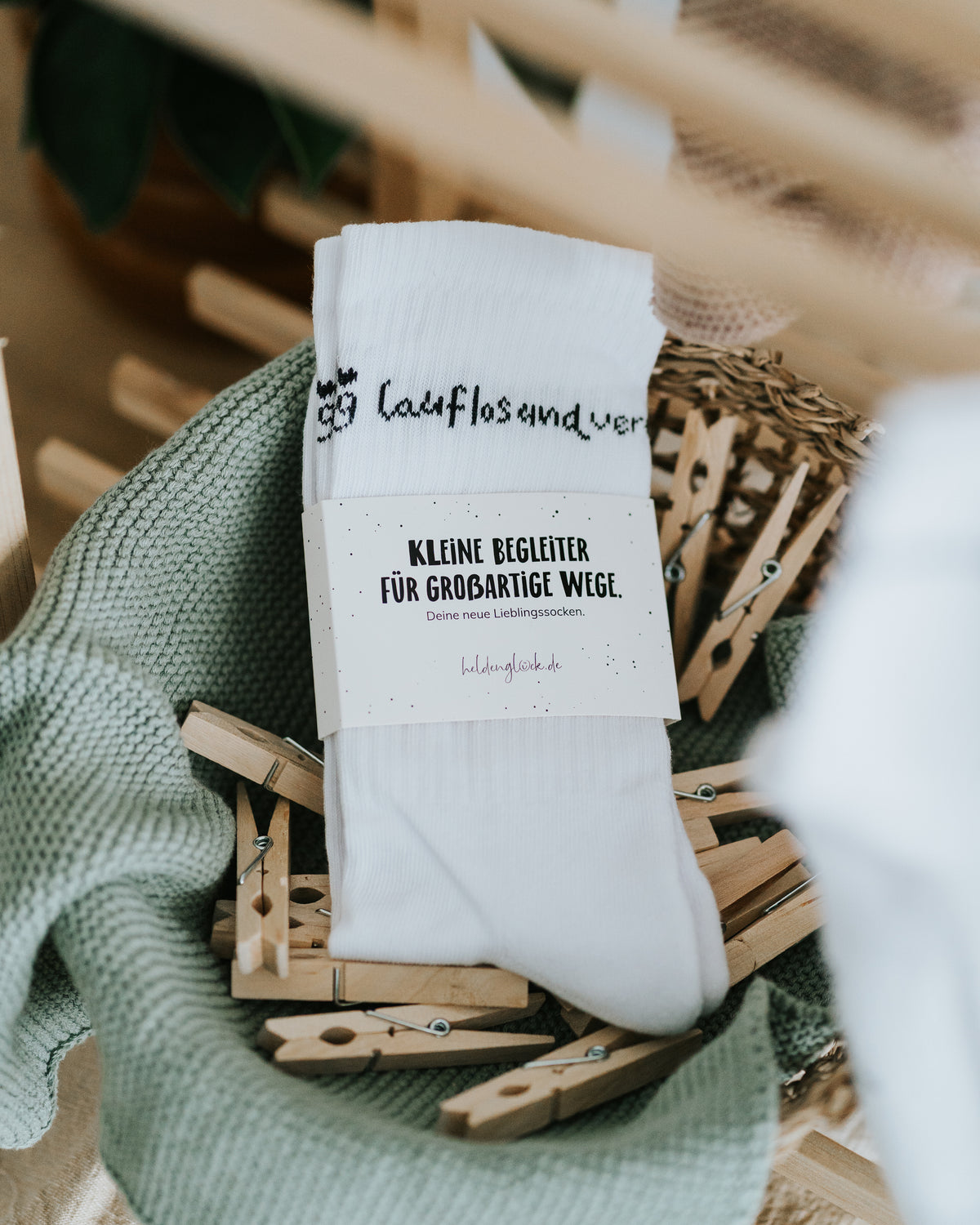 Socken mit Banderole „Kleine Begleiter für großartige Wege.“ – geschenkfertig verpackt.