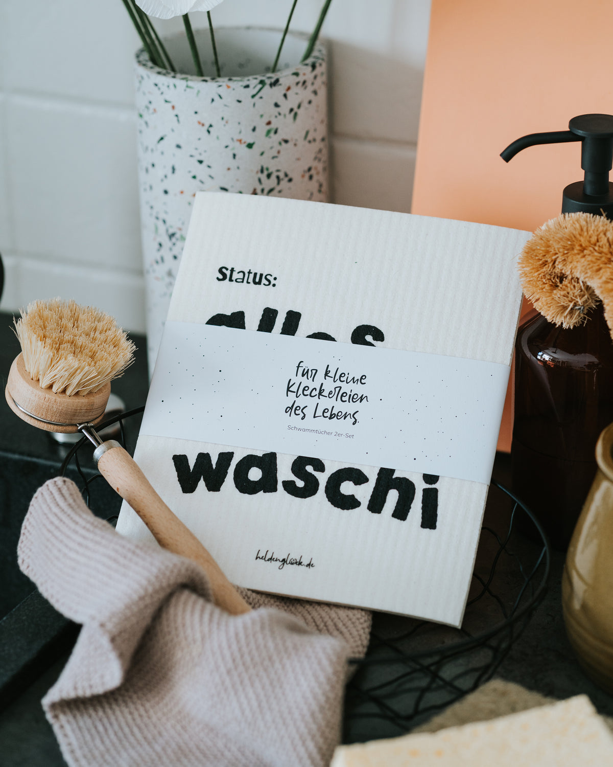 Set mit Banderole und Spülbürste – geschenkfertig verpackt.