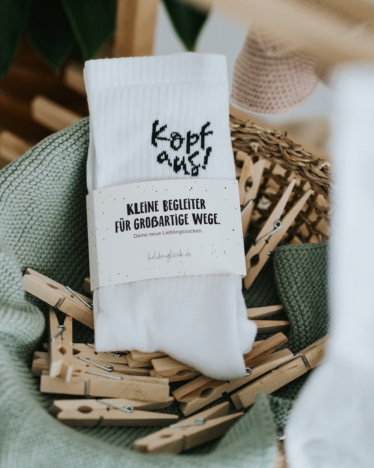 Socken mit Banderole im Korb – geschenkfertig verpackt.