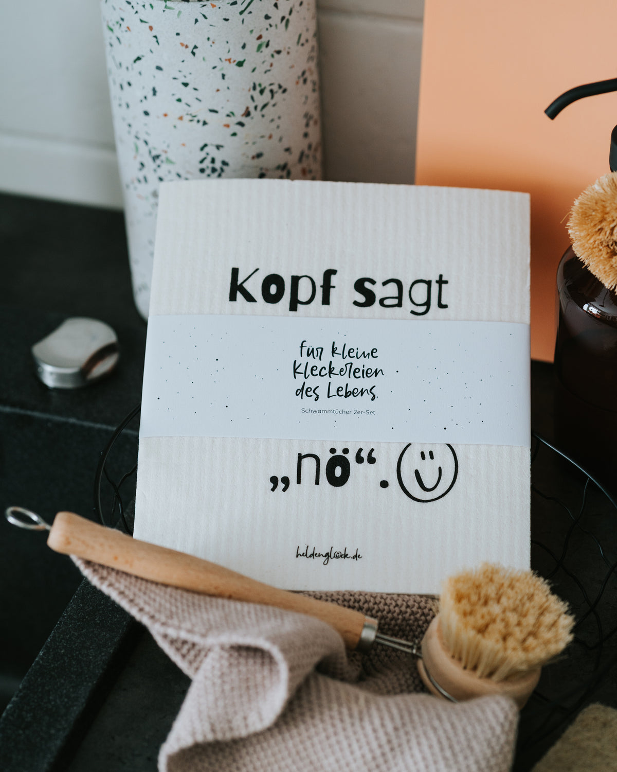 Schwammtuch mit Banderole „für kleine Kleckereien des Lebens.“ – geschenkfertig verpackt.