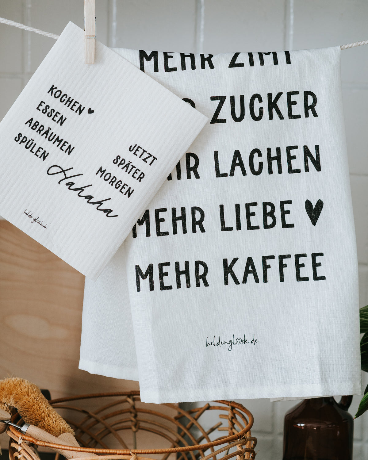 Schwammtuch „Kochen, Essen, Abräumen, Spülen“ – 70 % Cellulose, 30 % Baumwolle.
