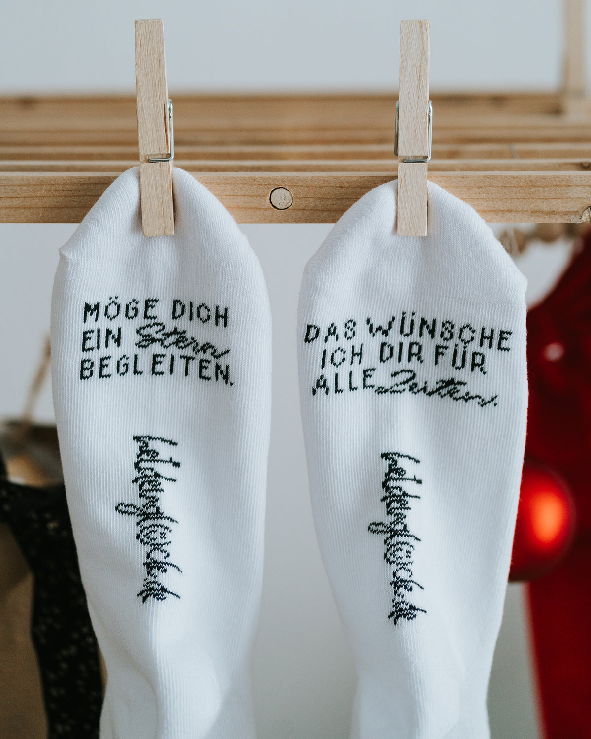 Nahaufnahme der Sockenspitzen mit Spruch – verstärkte Innenfrottee-Sohle.
