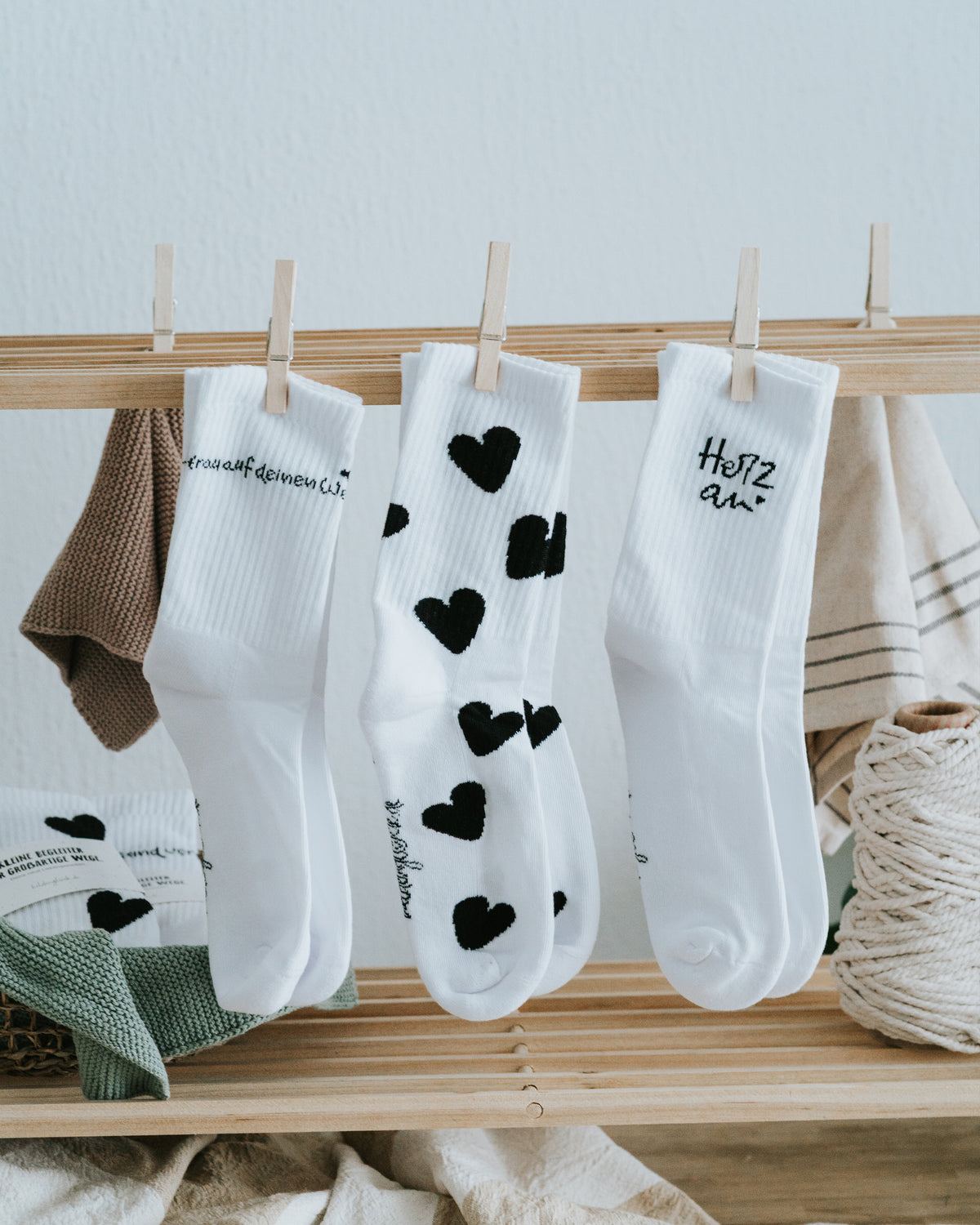 Socken verschiedener Motive am Holzregal.