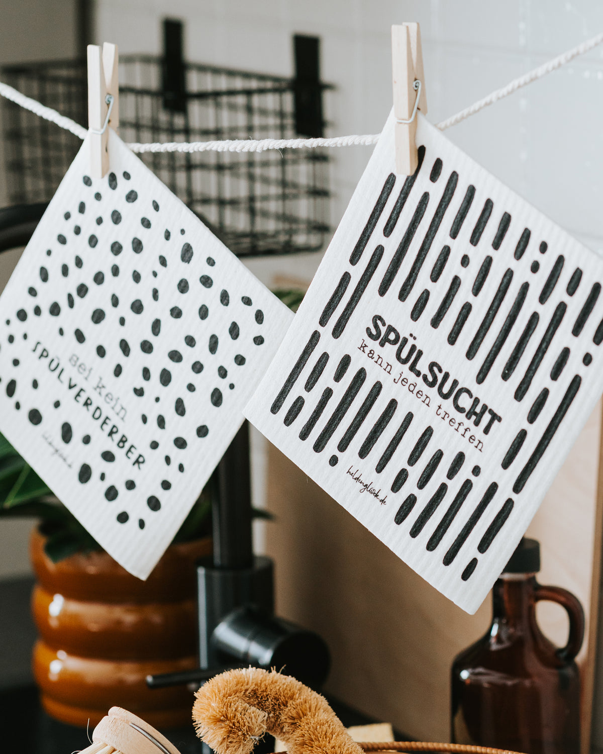 Beide Schwammtücher an der Wäscheleine – stilvolles Schwarz-Weiß-Design.
