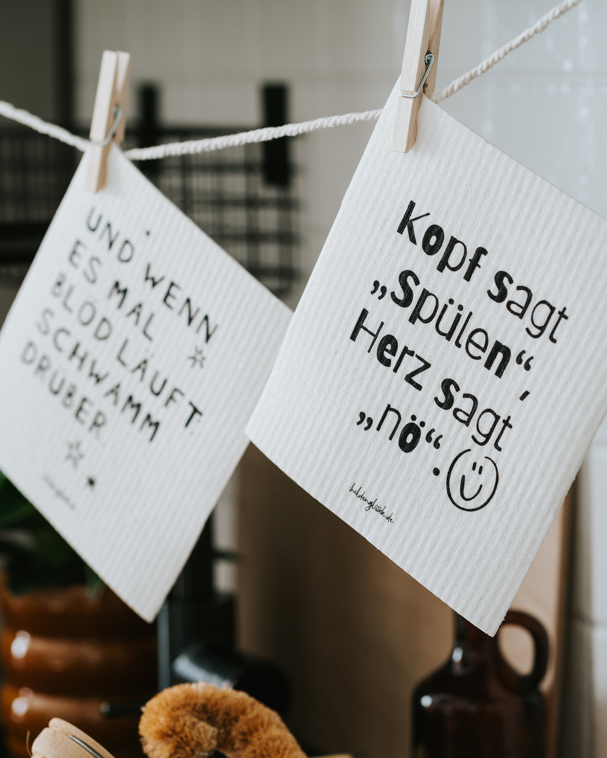 Beide Schwammtücher an der Wäscheleine – stilvolles Schwarz-Weiß-Design.