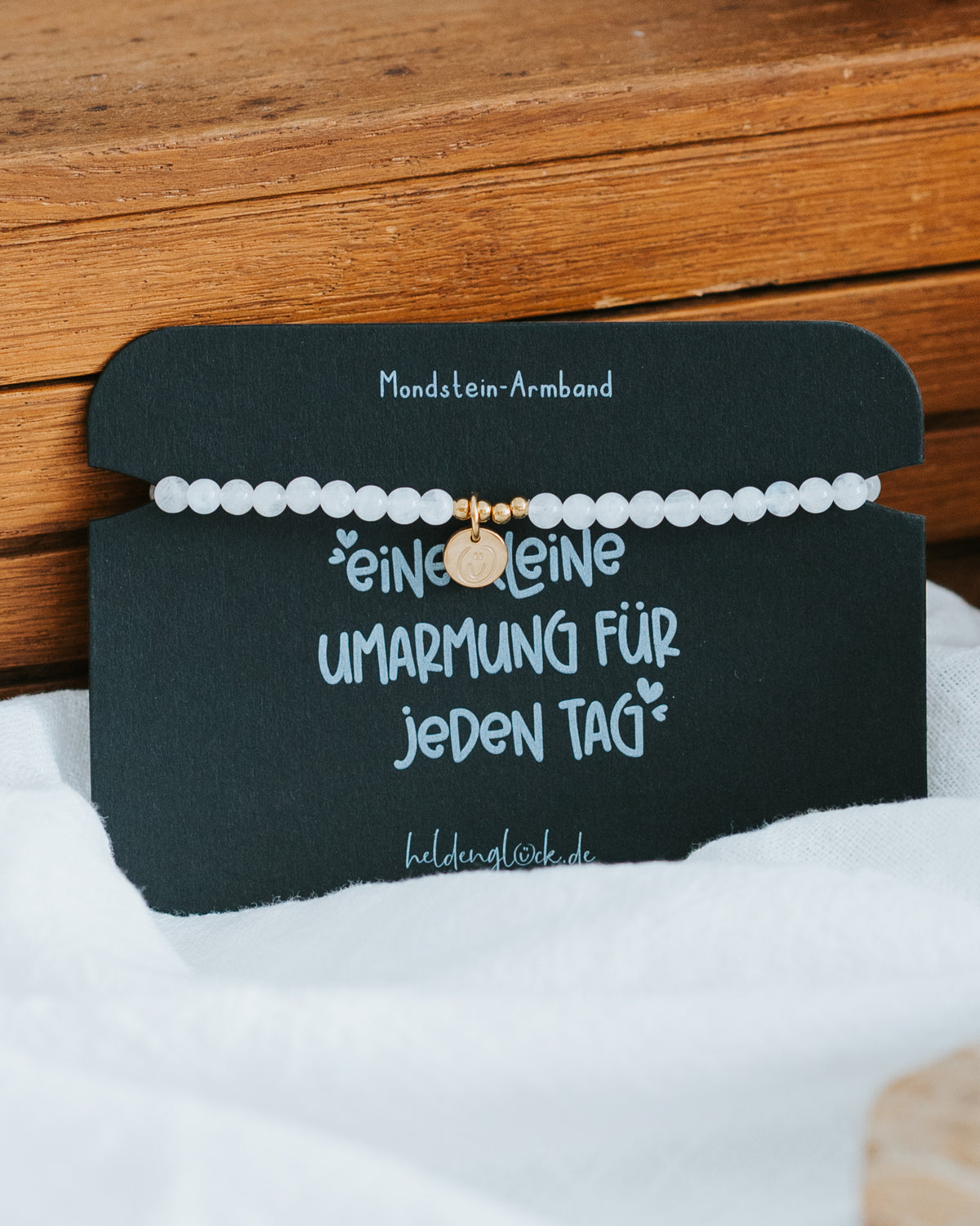 Mondstein-Armband in Gold auf Geschenkkarte – „Eine kleine Umarmung für jeden Tag“.
