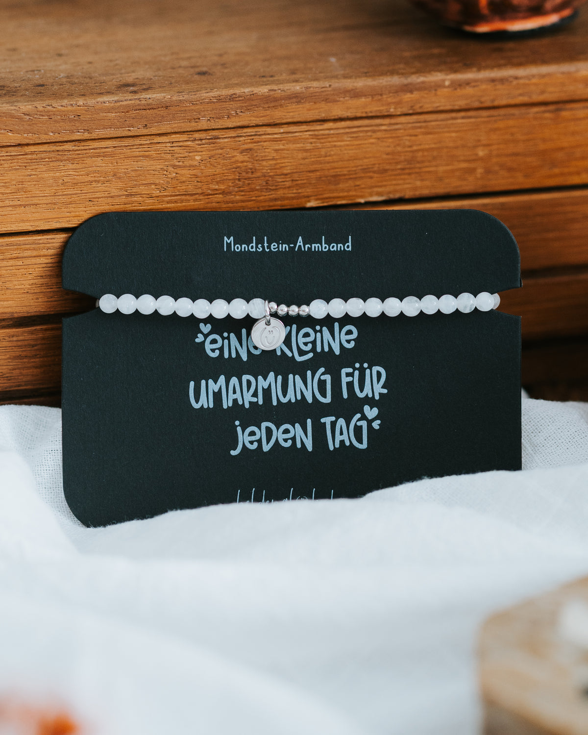 Mondstein-Armband in Silber auf Geschenkkarte – „Eine kleine Umarmung für jeden Tag“.