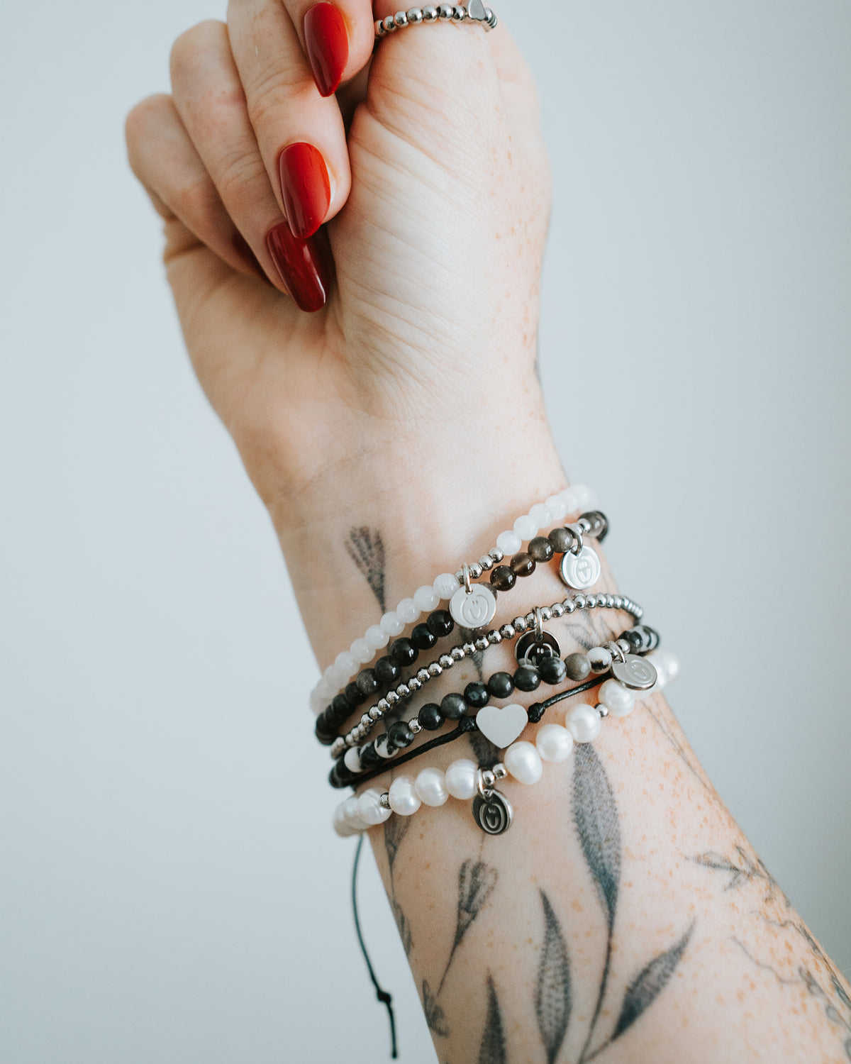 Mondstein-Armband in Silber am Handgelenk getragen.