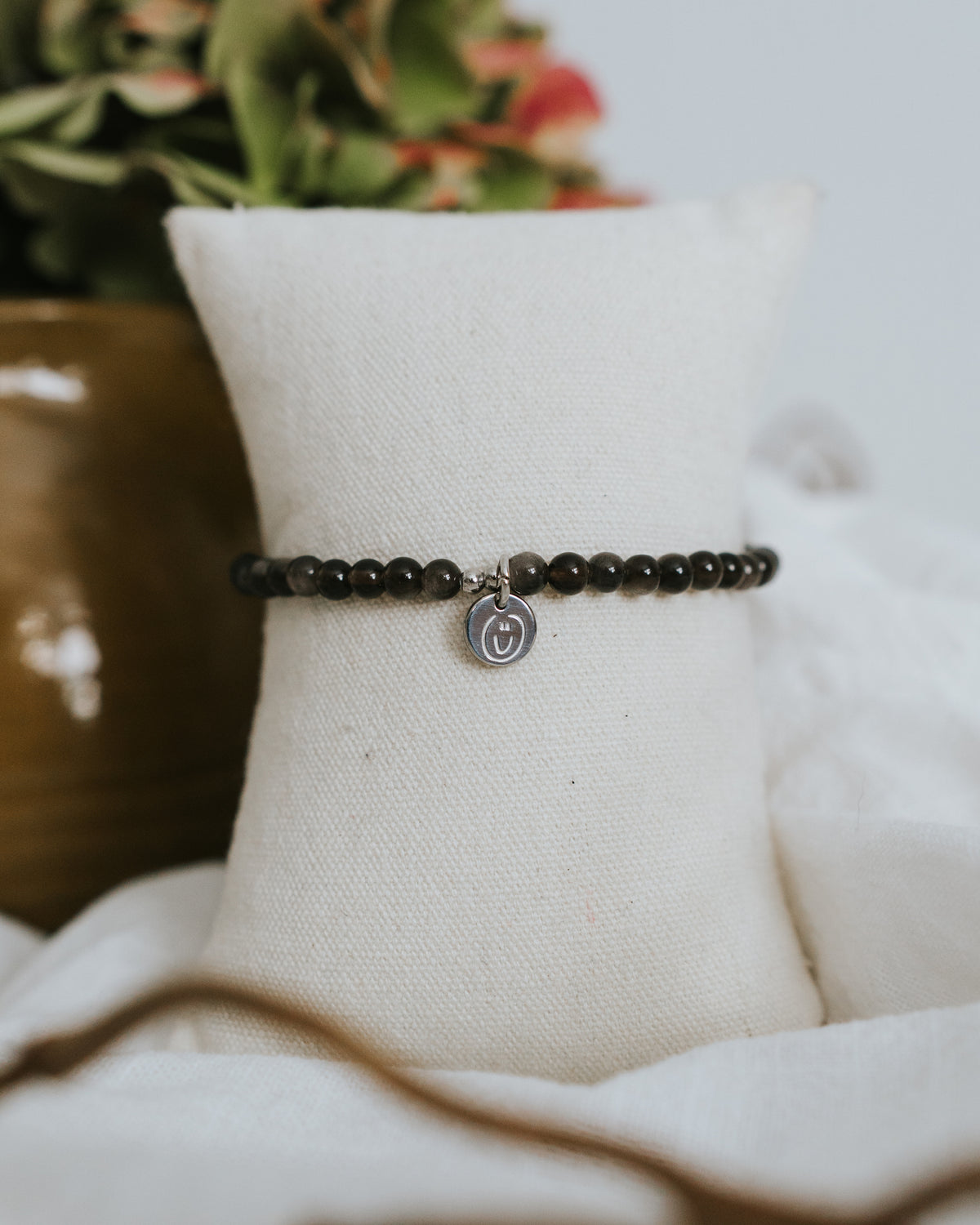 Obsidian-Armband in Silber am Schmuckständer.
