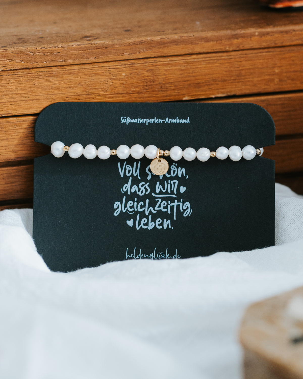 Süßwasserperlen-Armband in Gold auf Geschenkkarte – „Voll schön, dass wir gleichzeitig leben.“