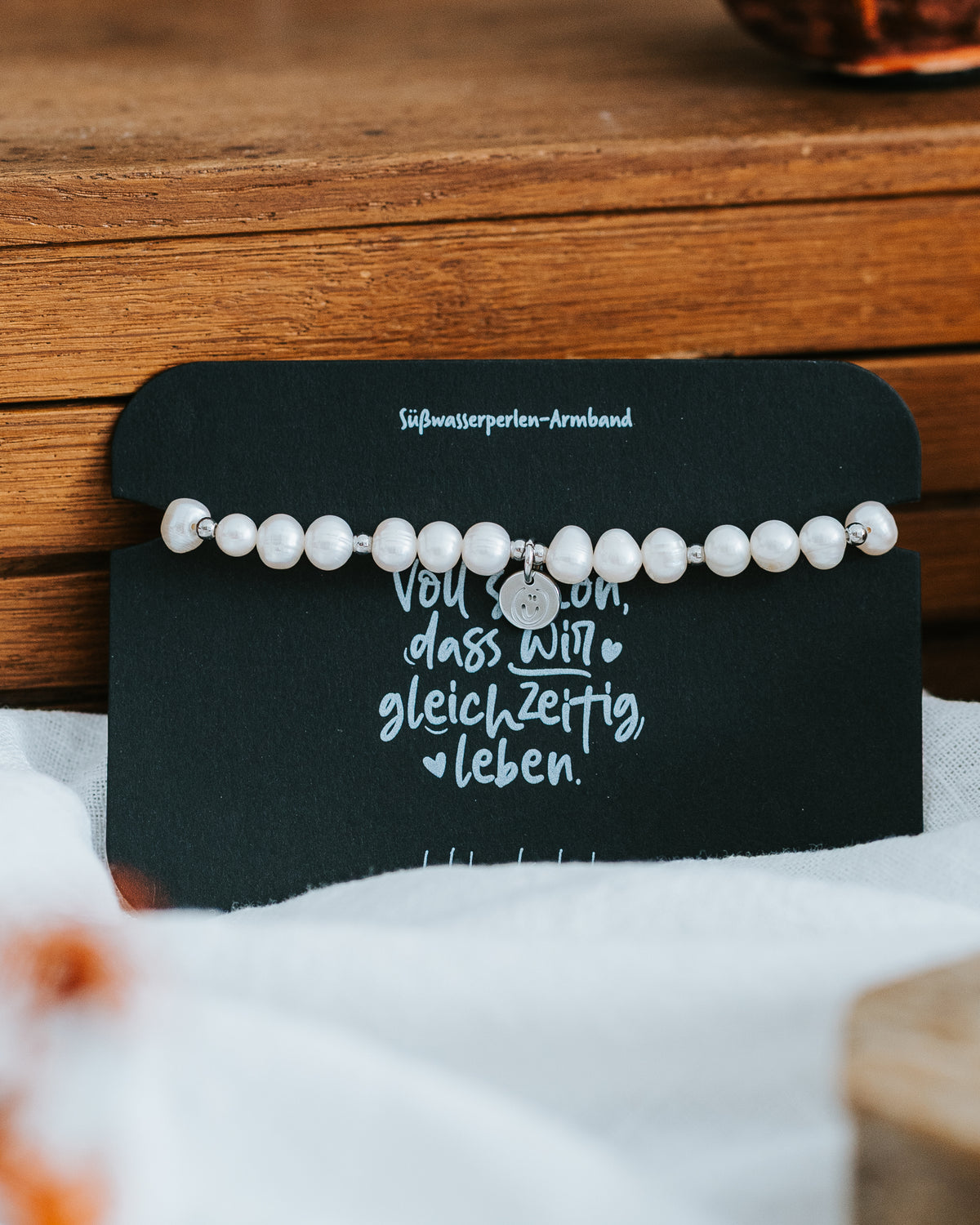 Süßwasserperlen-Armband in Silber auf Geschenkkarte – „Voll schön, dass wir gleichzeitig leben.“