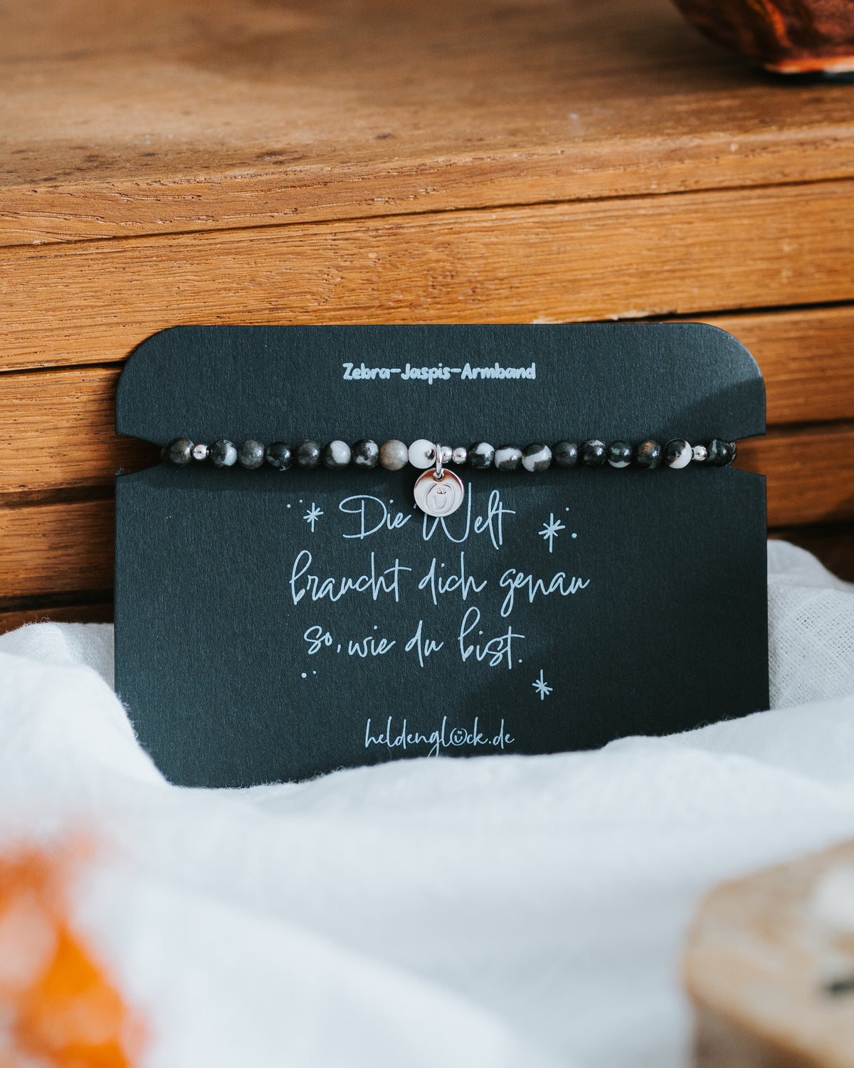 Zebra-Jaspis-Armband in Silber auf Geschenkkarte – „Die Welt braucht dich genau so, wie du bist.“