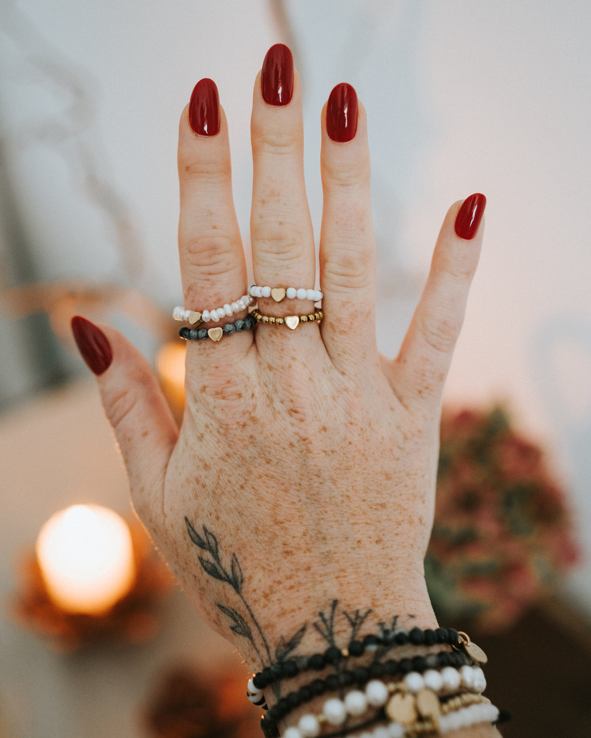 Edelstahl-Ring in Gold am Finger getragen, mit weiteren Ringen kombiniert.