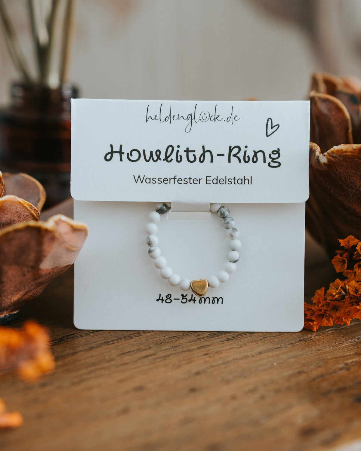 Howlith-Ring auf Geschenkkarte – weiße Howlith-Perlen, Größe 48–54 mm.