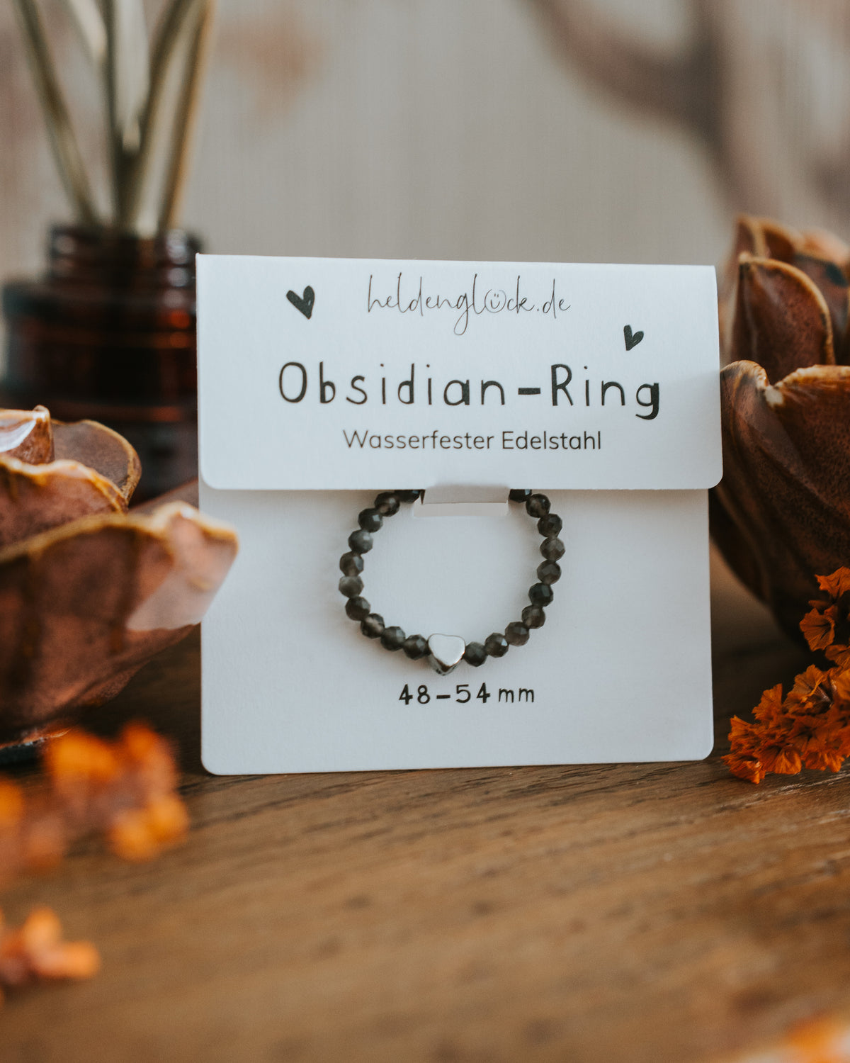 Obsidian-Ring auf Geschenkkarte – schwarze Obsidian-Perlen, Größe 48–54 mm.