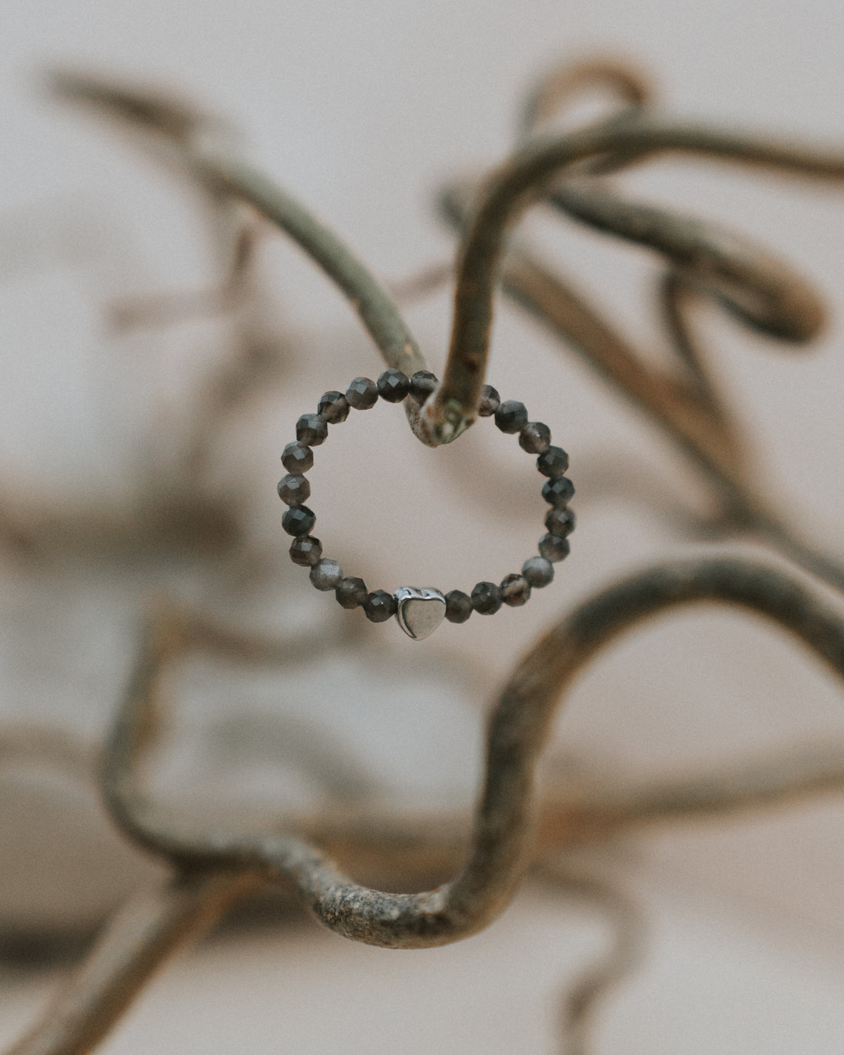 Obsidian-Ring an Zweigen – schwarze Perlen mit silbernem Herz.
