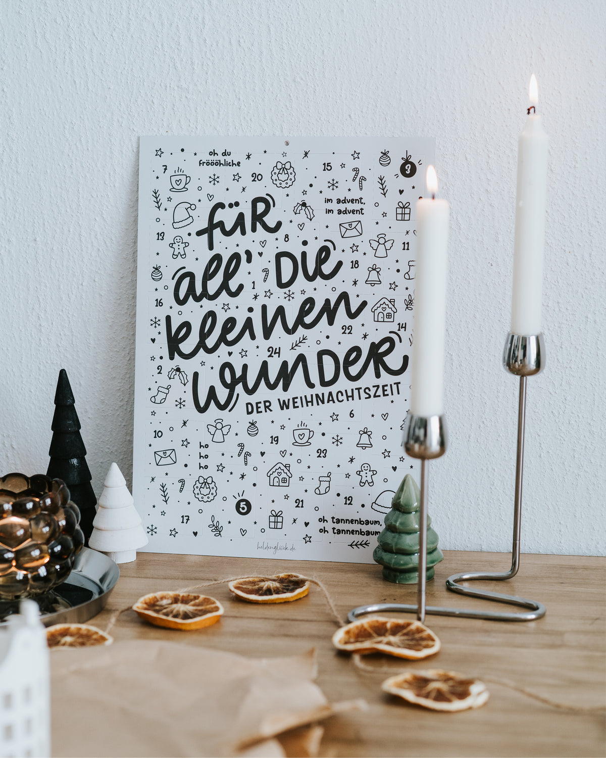 Heldenglück Adventskalender an der Wand mit Deko, hochwertiges Papier