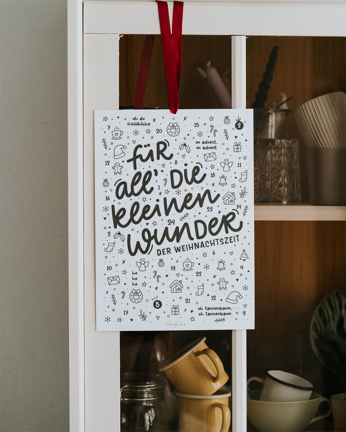 Adventskalender hängt am Küchenschrank – Format 24,5 × 34 cm, zum Aufhängen oder Aufstellen.