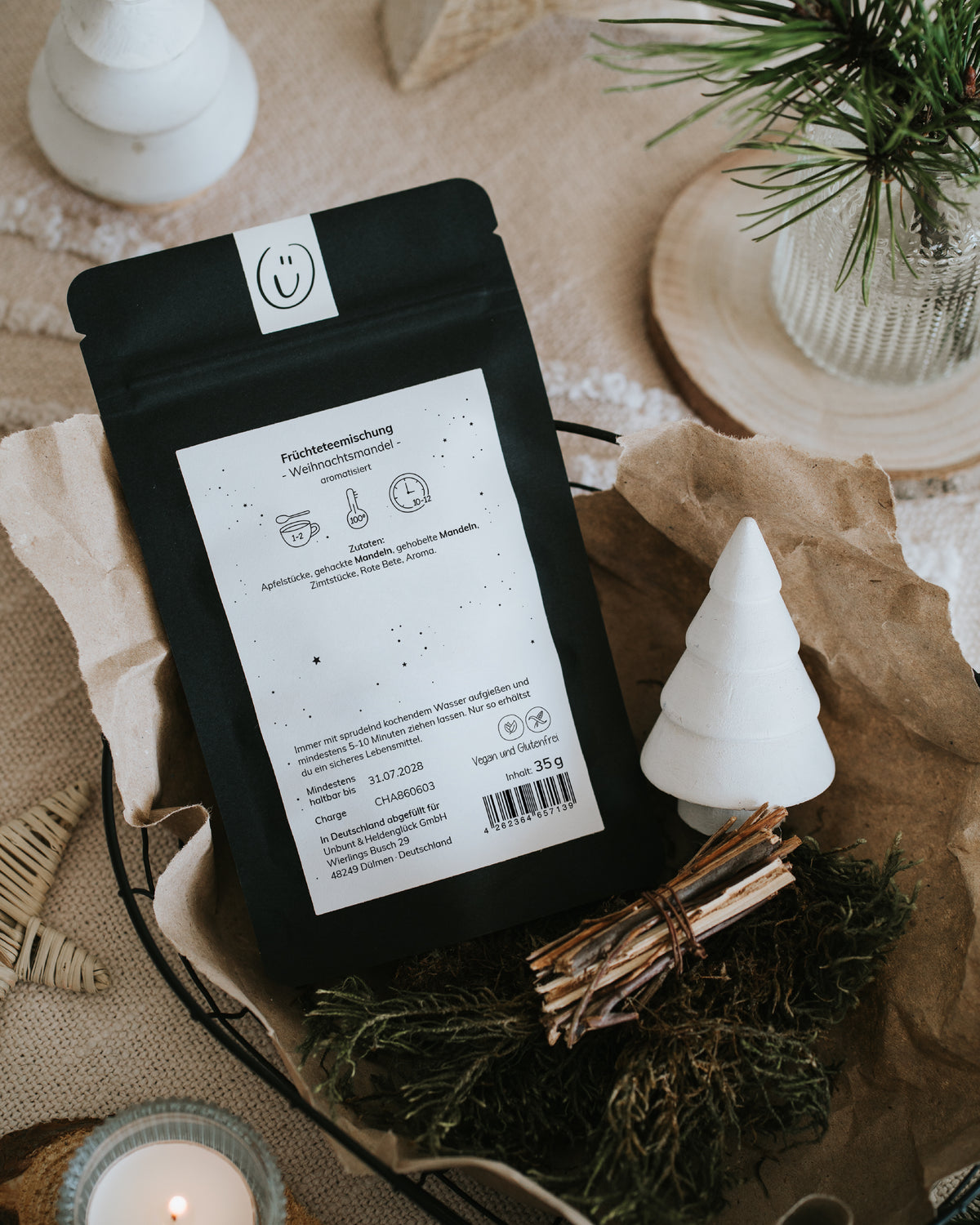 Lebkuchenhaus von Heldenglück, Früchtetee Weihnachtsmandel: Rückseite mit Zutaten, Zubereitung und 35 g Inhalt.
