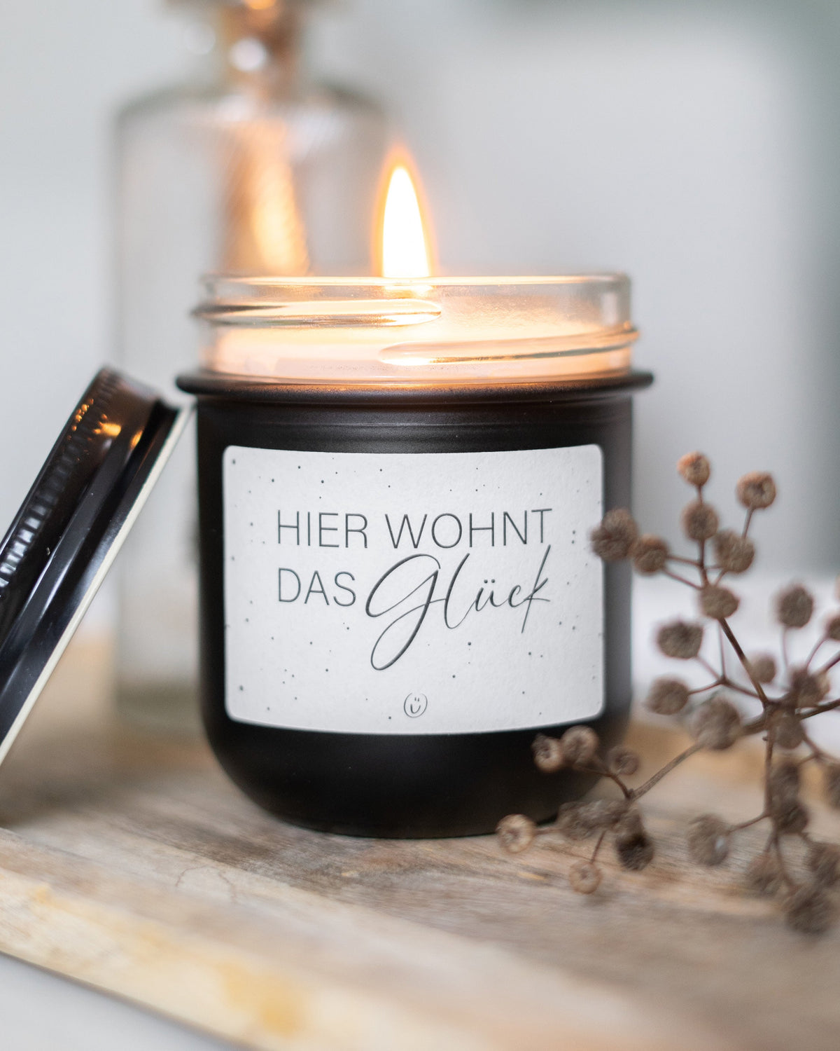Vegane Kerze im Glas mit Spruch „Hier wohnt das Glück“ – Geschenk zum Einzug von Heldenglück