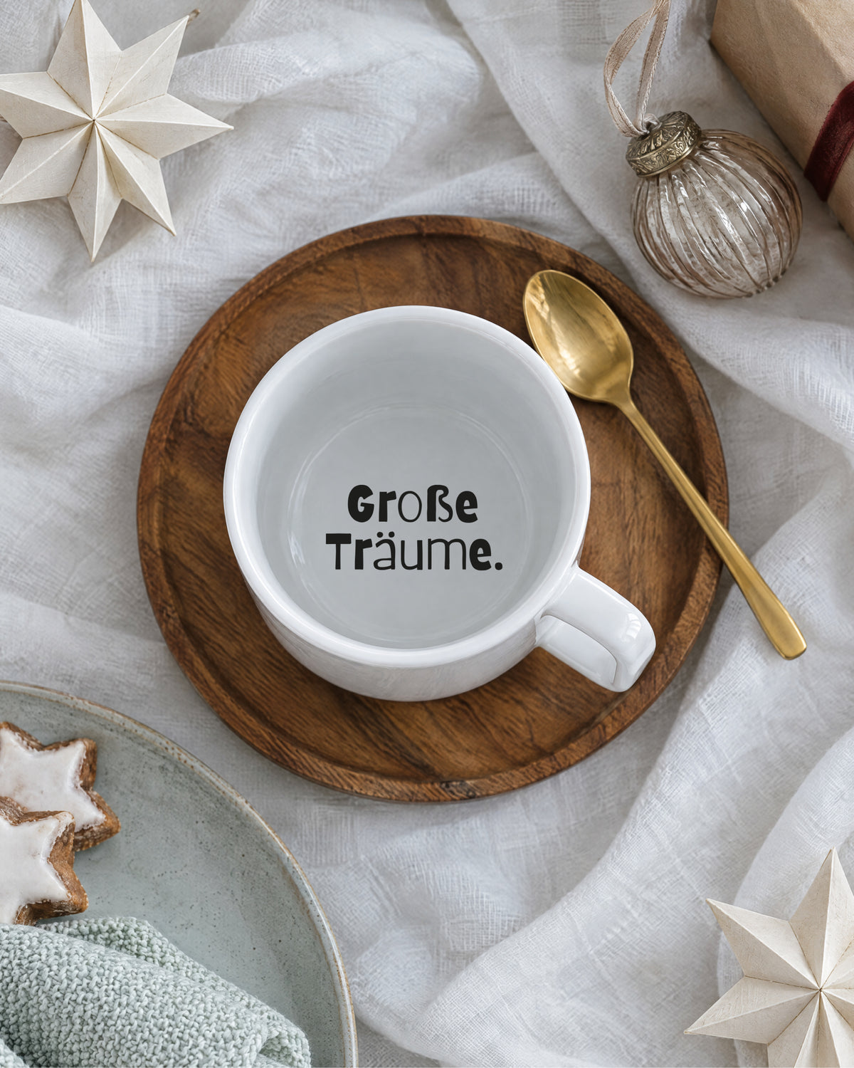 Blick in die Tasse: zweiter Spruch am inneren Trinkrand – „Große Träume.“