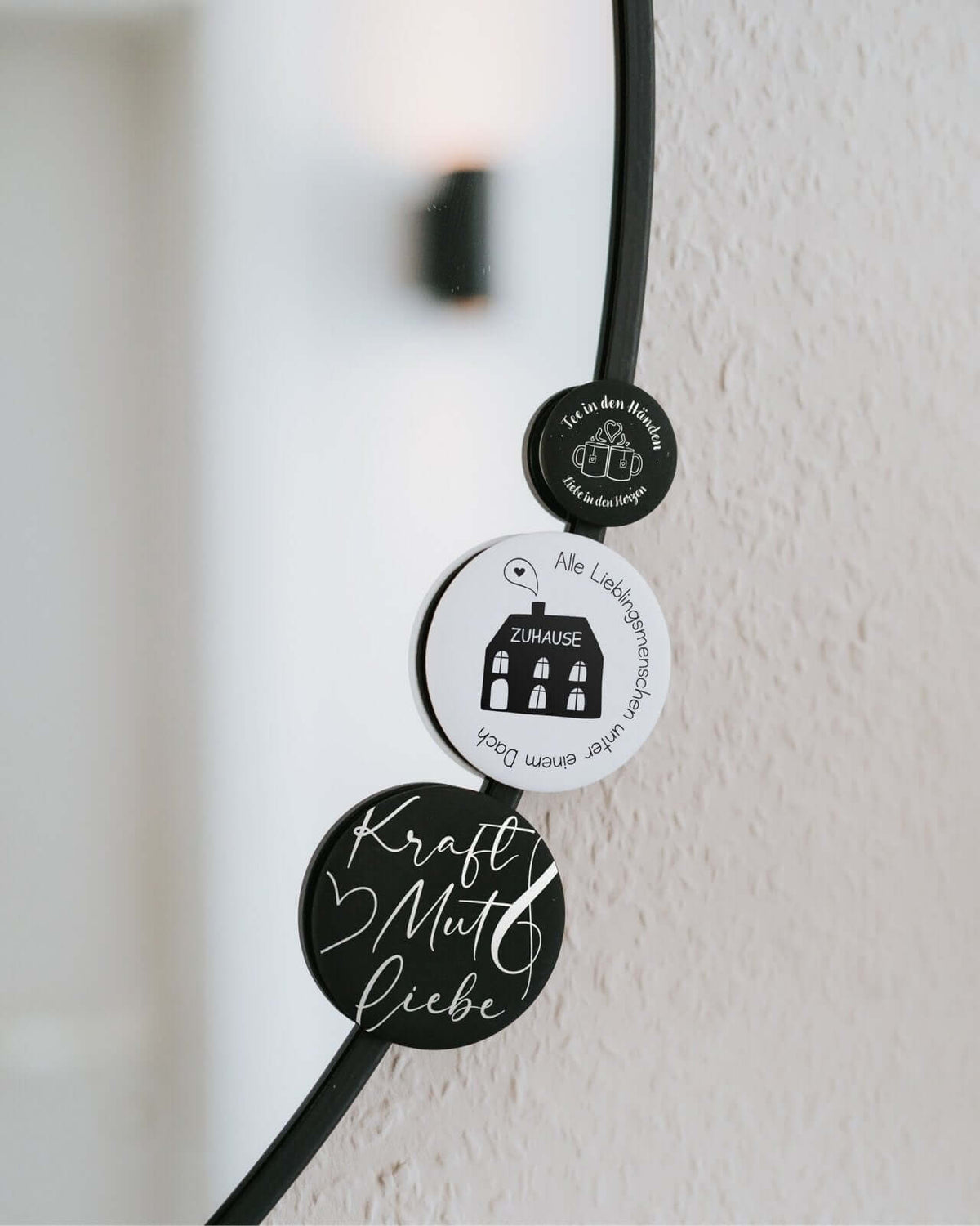 Magnete mit Spruch oder Motiv Tee in den Händen · klein in schwarz weiss