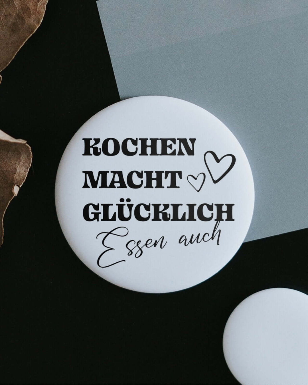 Magnete mit Spruch oder Motiv Kochen macht glücklich · klein in schwarz weiss