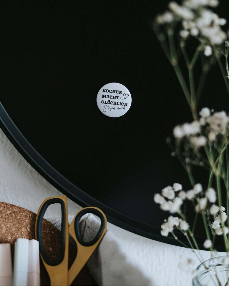 Magnete mit Spruch oder Motiv Kochen macht glücklich · klein in schwarz weiss