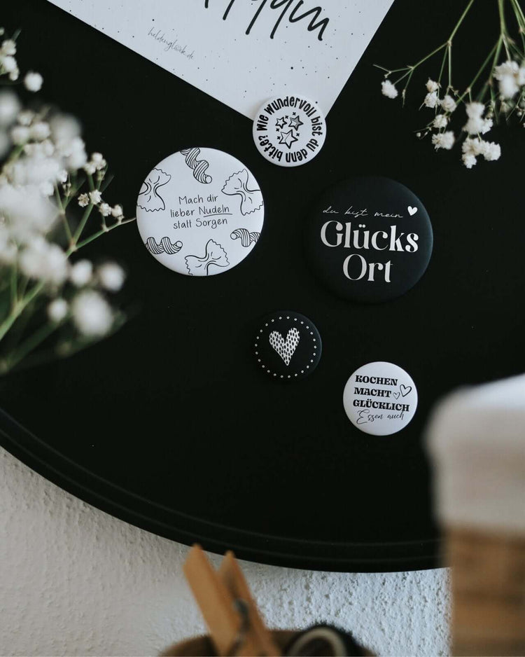 Magnete mit Spruch oder Motiv Kochen macht glücklich · klein in schwarz weiss