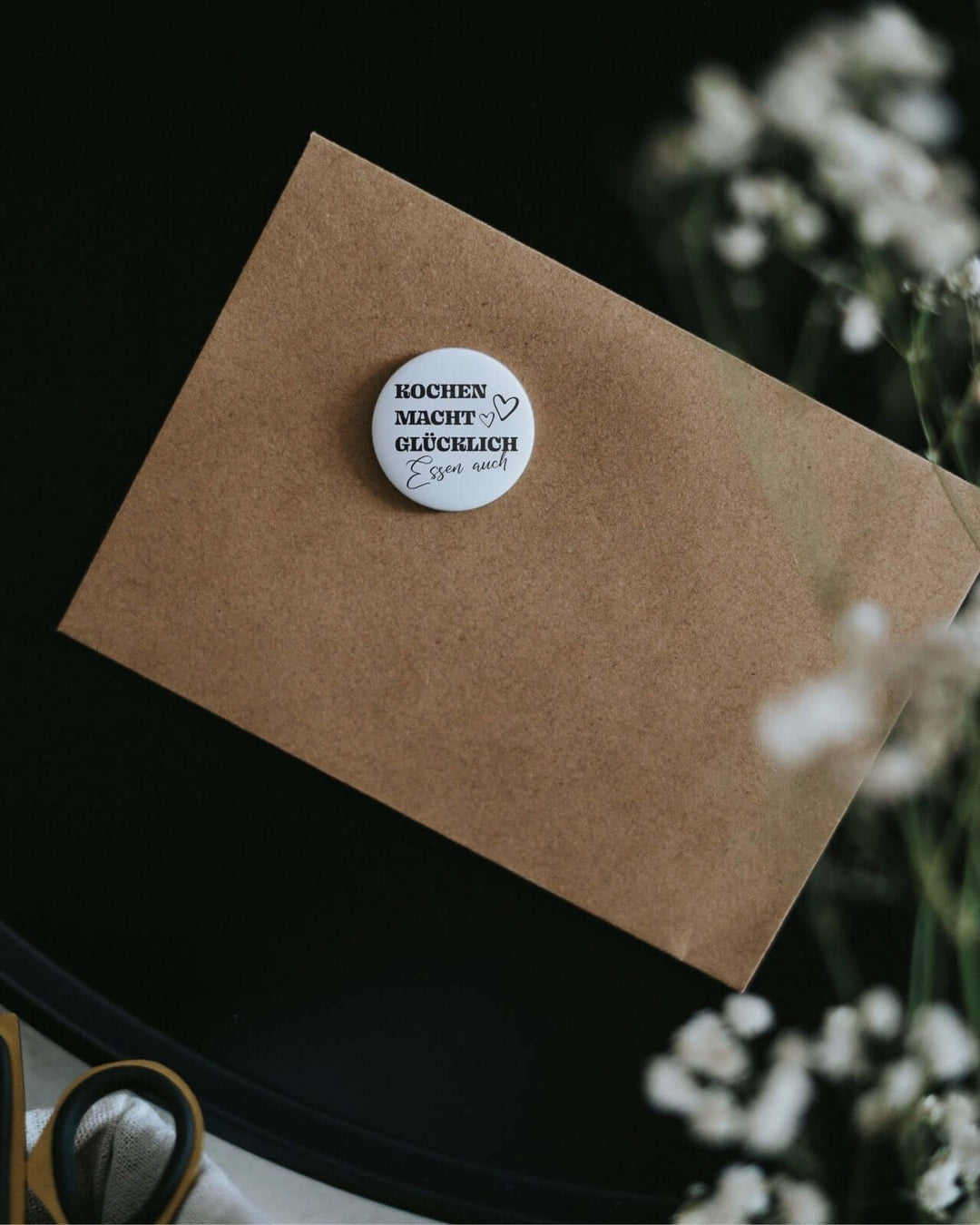 Magnete mit Spruch oder Motiv Kochen macht glücklich · klein in schwarz weiss