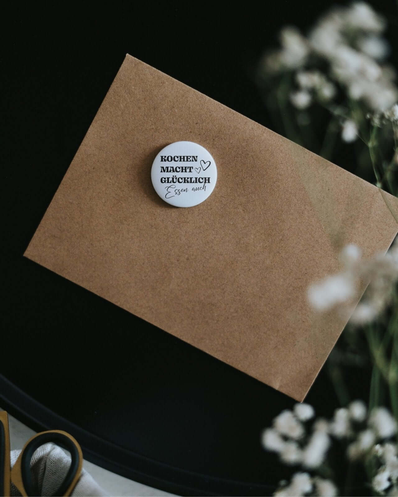 Magnete mit Spruch oder Motiv Kochen macht glücklich · klein in schwarz weiss