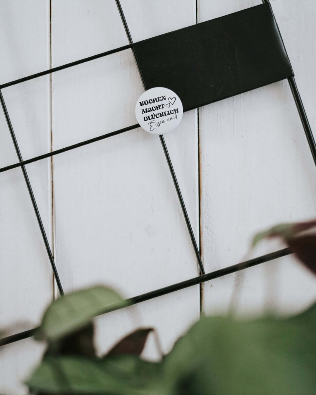 Magnete mit Spruch oder Motiv Kochen macht glücklich · klein in schwarz weiss