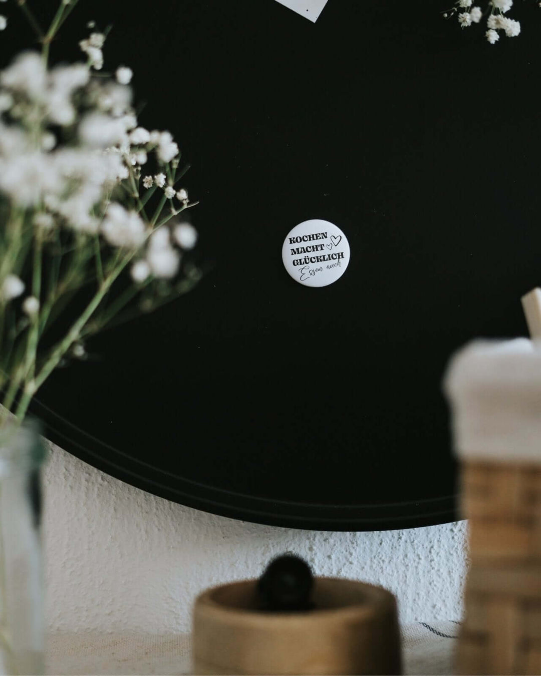 Magnete mit Spruch oder Motiv Kochen macht glücklich · klein in schwarz weiss