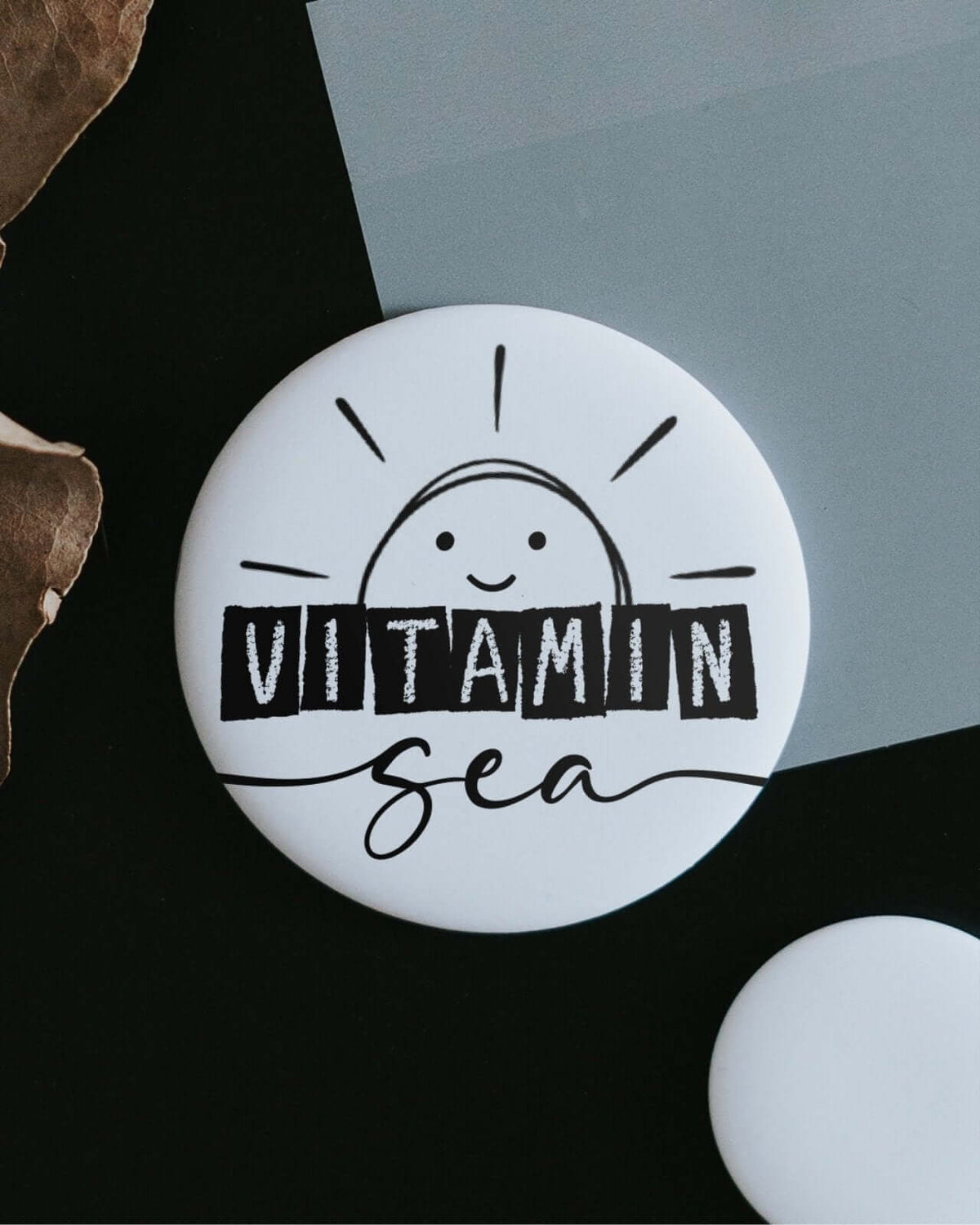 Magnete mit Spruch oder Motiv Vitamin sea · klein in schwarz weiss
