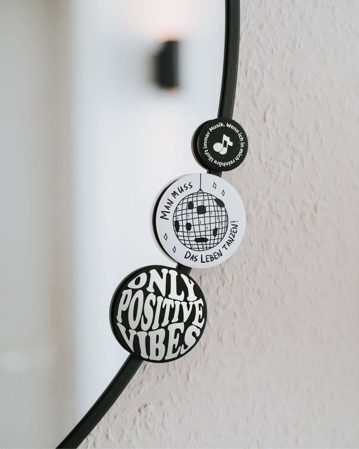 Magnete mit Spruch oder Motiv Musik läuft · klein in schwarz weiss