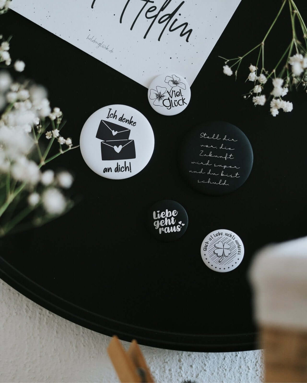 Magnete mit Spruch oder Motiv Glück ist Liebe · klein in schwarz weiss